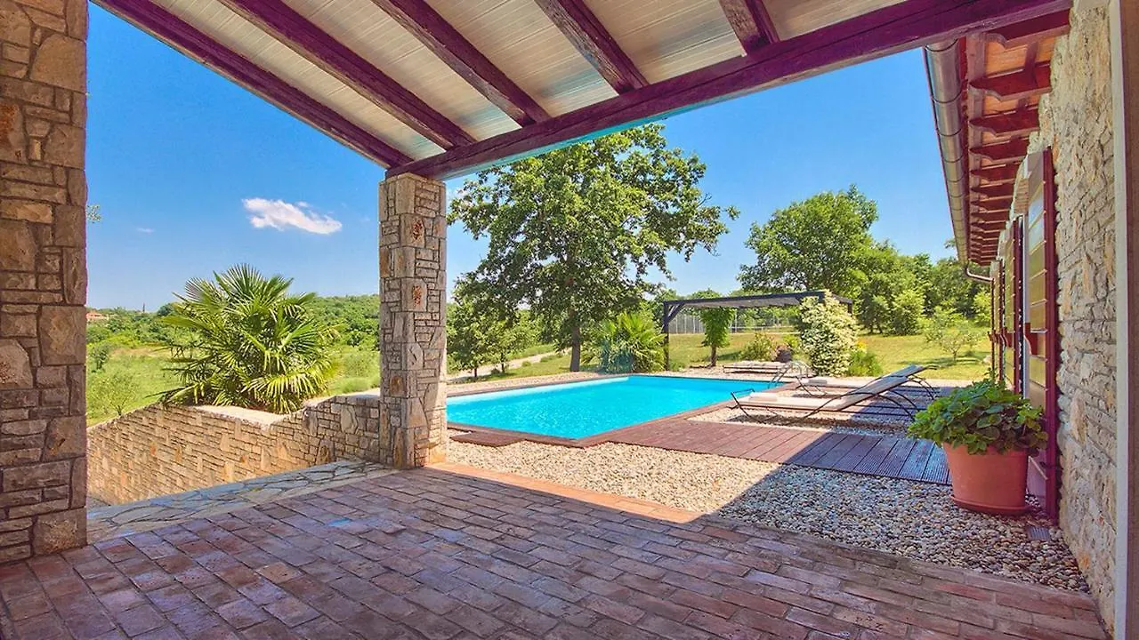 Villa Angelina: Secluded Retreat with Pool and Tennis Near Rovinj