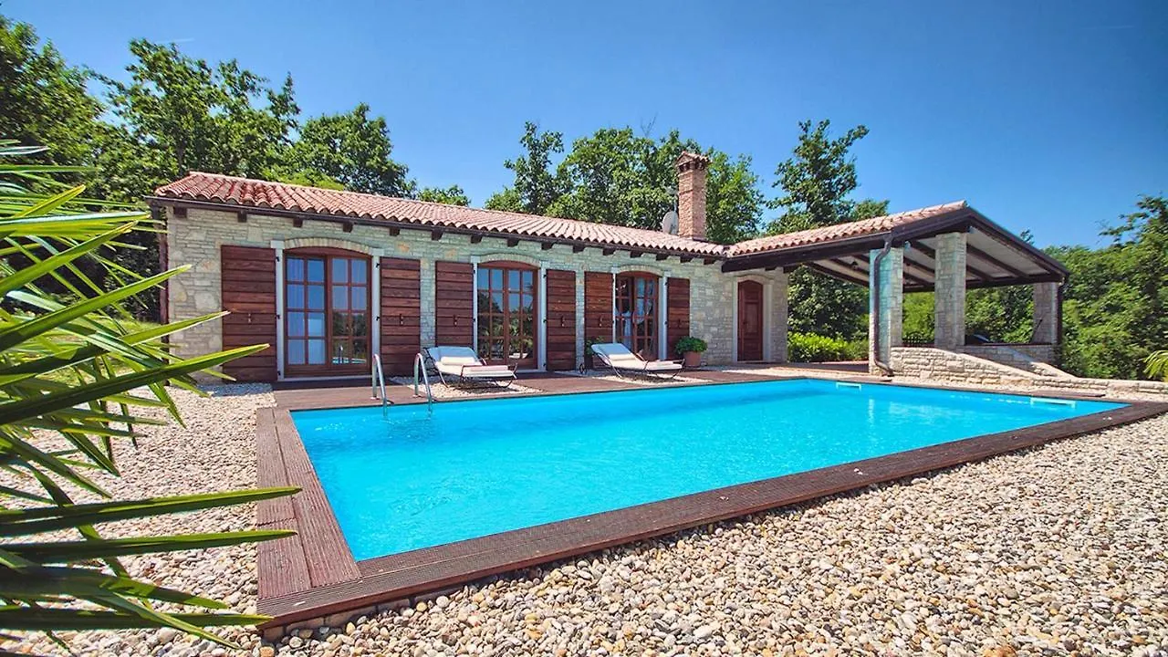 Villa Angelina: Secluded Retreat with Pool and Tennis Near Rovinj