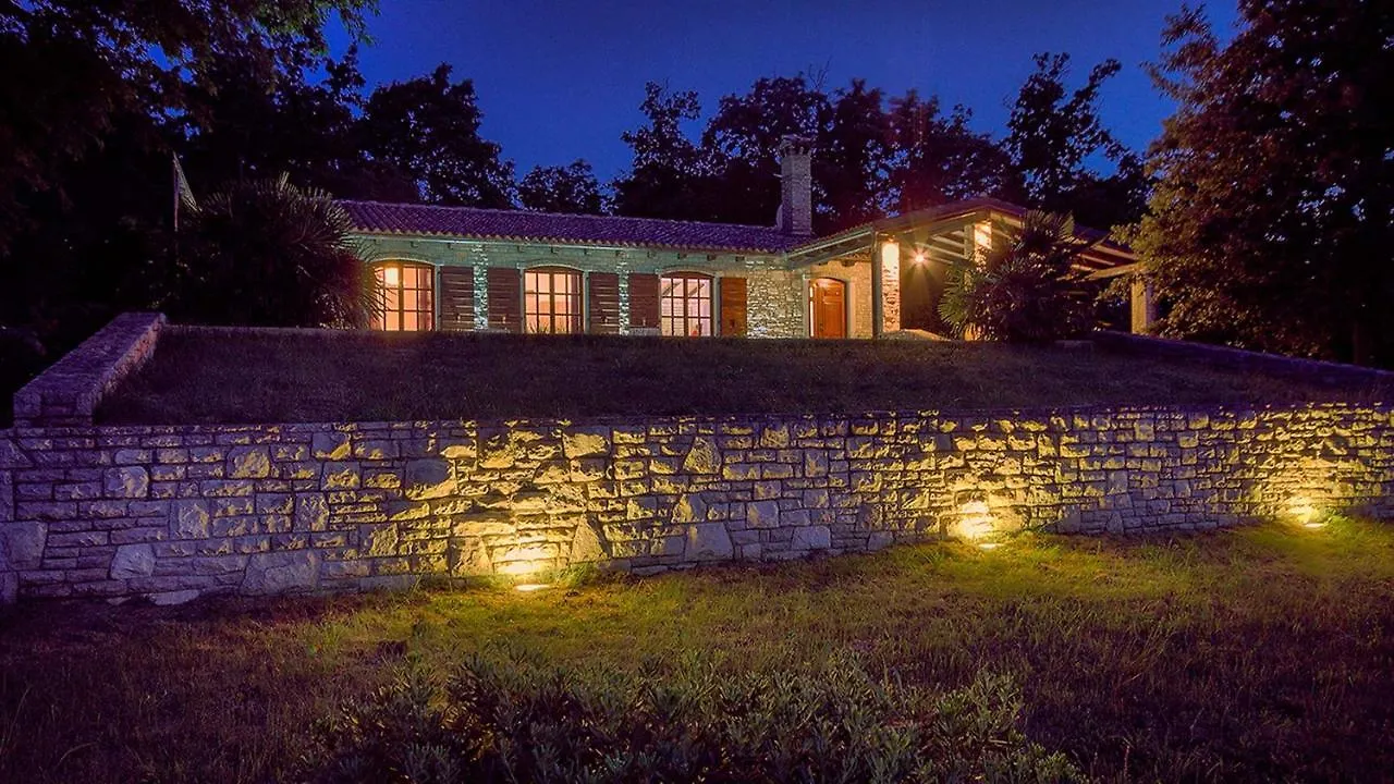 Villa Angelina: Secluded Retreat with Pool and Tennis Near Rovinj
