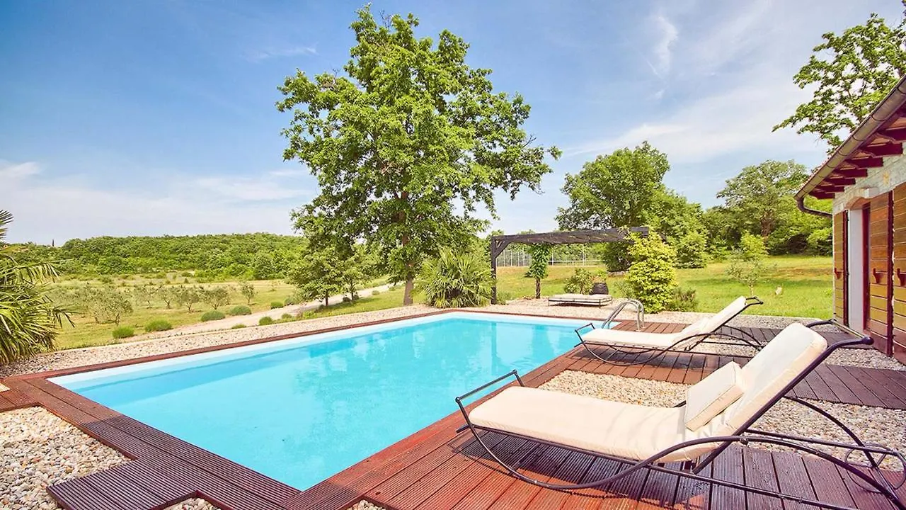 Villa Angelina: Secluded Retreat with Pool and Tennis Near Rovinj 0*,