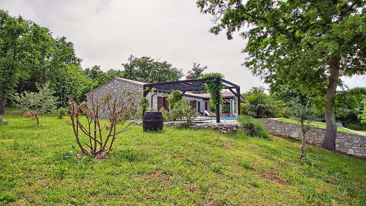 Villa Angelina: Secluded Retreat with Pool and Tennis Near Rovinj
