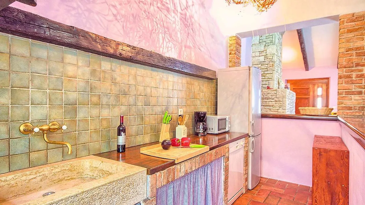 Villa Angelina: Secluded Retreat with Pool and Tennis Near Rovinj