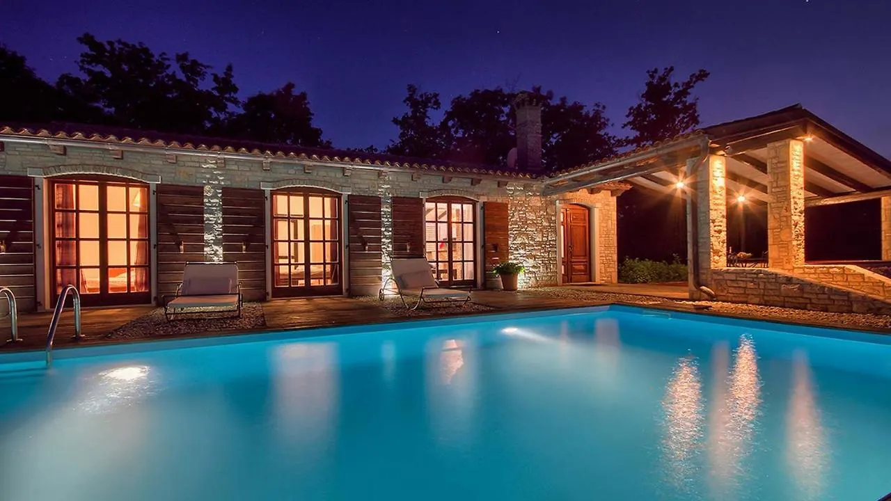 Villa Angelina: Secluded Retreat with Pool and Tennis Near Rovinj